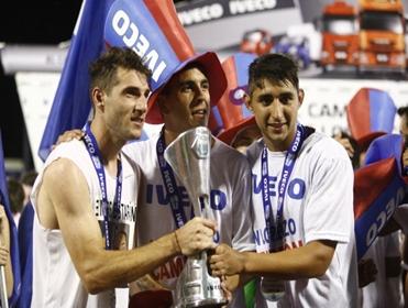 San Lorenzo lifting the trophy for topping the Torneo Inicial